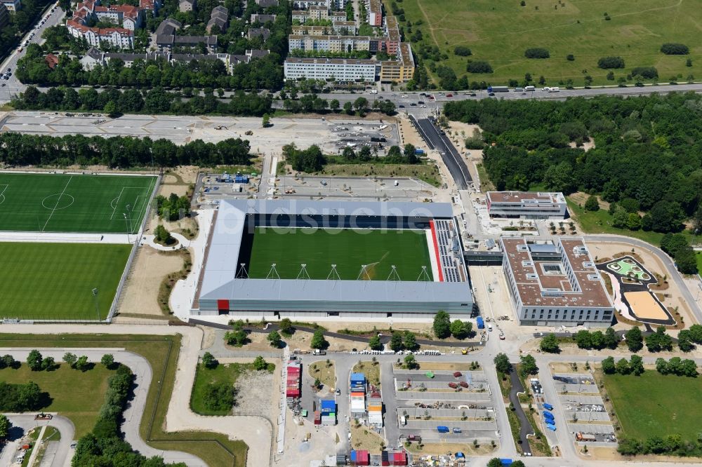 Luftaufnahme München - Sportstätten-Gelände der Arena des Stadion des Nachwuchsleistungszentrum (NLZ) für den FC Bayern München im Ortsteil Milbertshofen-Am Hart in München im Bundesland Bayern, Deutschland