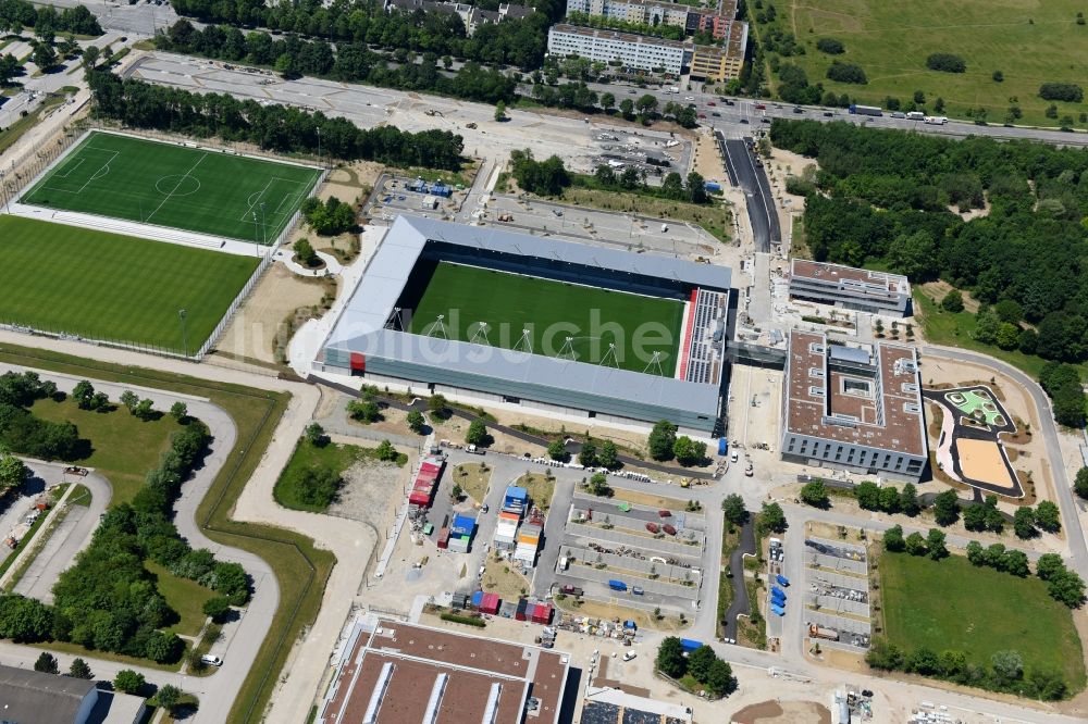 München von oben - Sportstätten-Gelände der Arena des Stadion des Nachwuchsleistungszentrum (NLZ) für den FC Bayern München im Ortsteil Milbertshofen-Am Hart in München im Bundesland Bayern, Deutschland