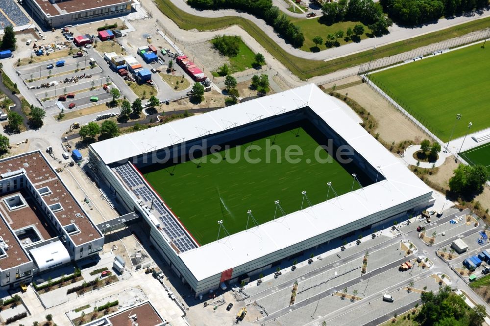 Luftaufnahme München - Sportstätten-Gelände der Arena des Stadion des Nachwuchsleistungszentrum (NLZ) für den FC Bayern München im Ortsteil Milbertshofen-Am Hart in München im Bundesland Bayern, Deutschland