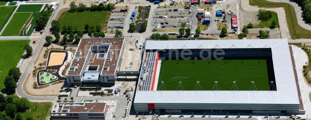 München aus der Vogelperspektive: Sportstätten-Gelände der Arena des Stadion des Nachwuchsleistungszentrum (NLZ) für den FC Bayern München im Ortsteil Milbertshofen-Am Hart in München im Bundesland Bayern, Deutschland