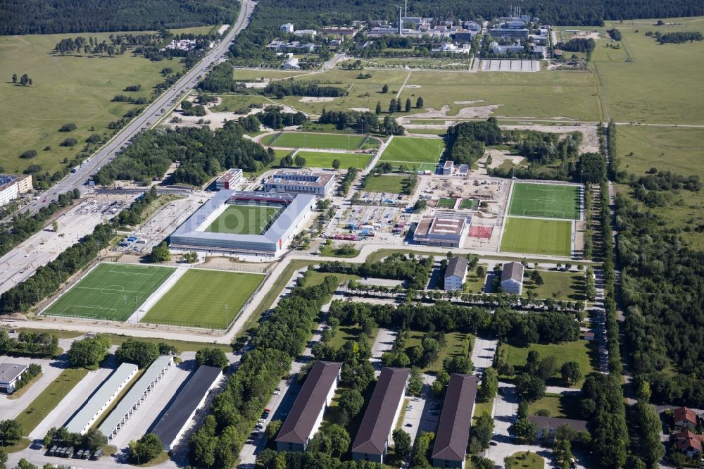 Luftaufnahme München - Sportstätten-Gelände der Arena des Stadion des Nachwuchsleistungszentrum (NLZ) für den FC Bayern München im Ortsteil Milbertshofen-Am Hart in München im Bundesland Bayern, Deutschland