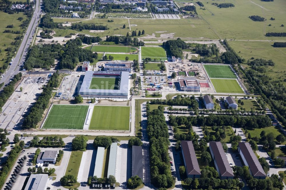 Luftbild München - Sportstätten-Gelände der Arena des Stadion des Nachwuchsleistungszentrum (NLZ) für den FC Bayern München im Ortsteil Milbertshofen-Am Hart in München im Bundesland Bayern, Deutschland