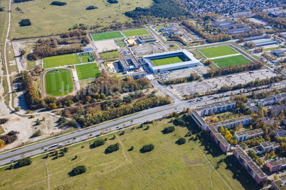 München von oben - Sportstätten-Gelände der Arena des Stadion des Nachwuchsleistungszentrum (NLZ) für den FC Bayern München im Ortsteil Milbertshofen-Am Hart in München im Bundesland Bayern, Deutschland