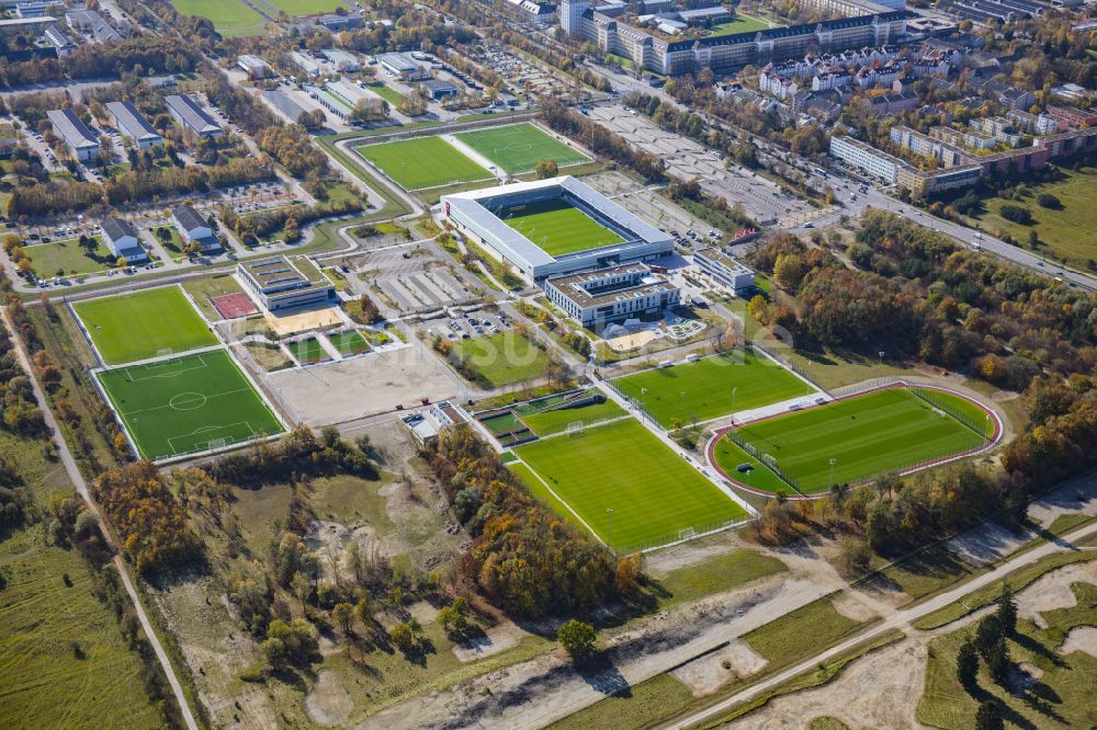 München von oben - Sportstätten-Gelände der Arena des Stadion des Nachwuchsleistungszentrum (NLZ) für den FC Bayern München im Ortsteil Milbertshofen-Am Hart in München im Bundesland Bayern, Deutschland