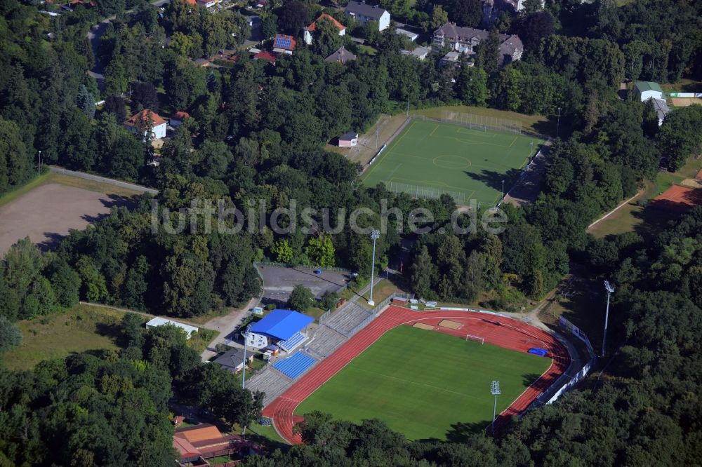 Luftaufnahme Neustrelitz - Sportstätten-Gelände der Arena des Stadion in Neustrelitz im Bundesland Mecklenburg-Vorpommern