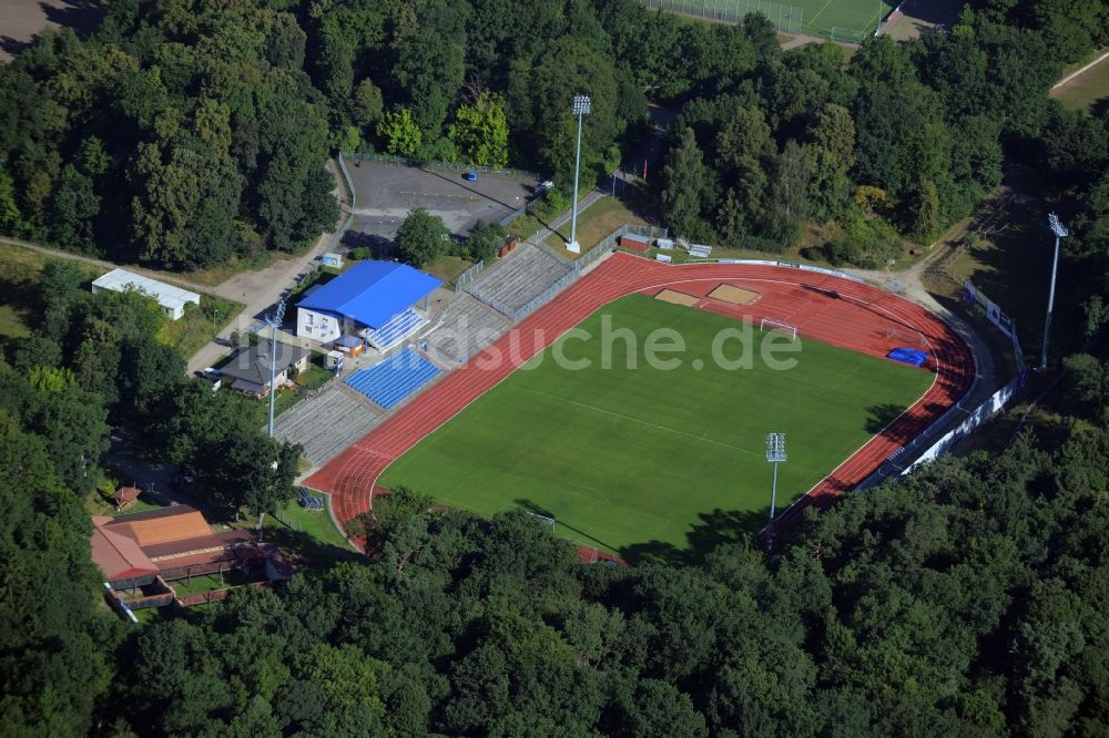 Neustrelitz von oben - Sportstätten-Gelände der Arena des Stadion in Neustrelitz im Bundesland Mecklenburg-Vorpommern