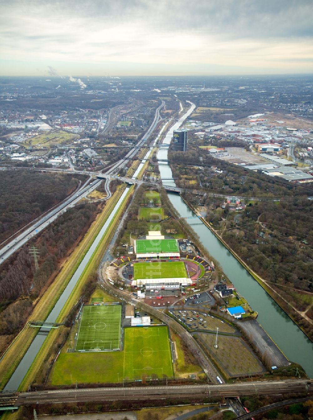 Oberhausen aus der Vogelperspektive: Sportstätten-Gelände der Arena des Stadion Niederrhein Lindnerstraße in Oberhausen im Bundesland Nordrhein-Westfalen