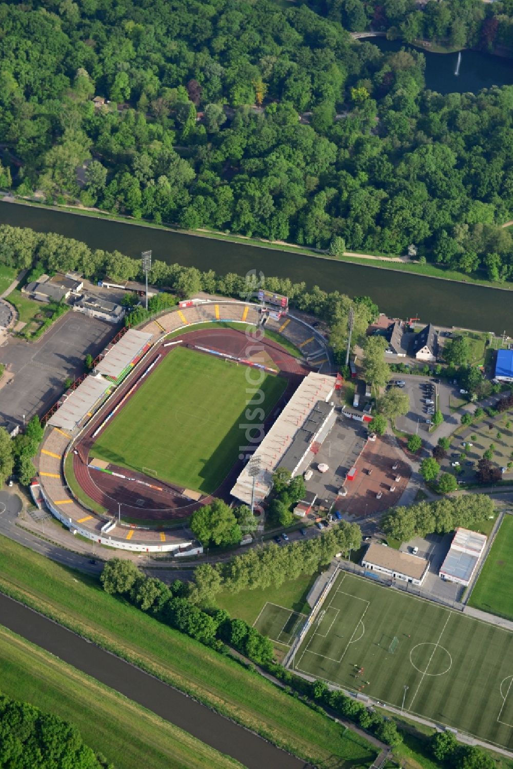 Oberhausen aus der Vogelperspektive: Sportstätten-Gelände der Arena des Stadion in Oberhausen im Bundesland Nordrhein-Westfalen