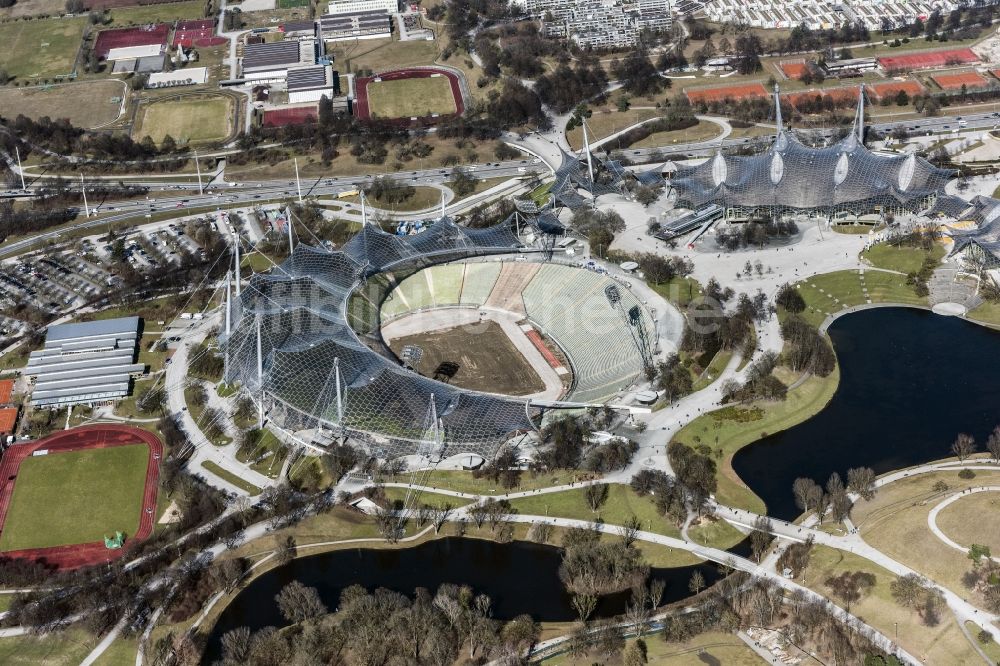 München von oben - Sportstätten-Gelände der Arena des Stadion Olympiastadion in München im Bundesland Bayern, Deutschland