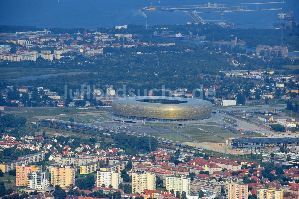 Luftaufnahme Gdansk - Danzig - Sportstätten-Gelände der Arena des Stadion PGE Arena - Parking Stadionu Energa im Ortsteil Letnica in Gdansk - Danzig in Pomorskie, Polen