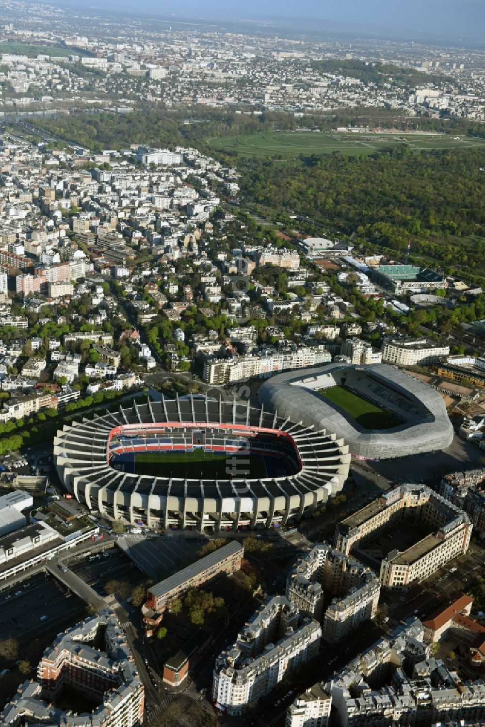 Paris aus der Vogelperspektive: Sportstätten-Gelände der Arena des Stadion Prinzenpark an der Rue du Commandant Guilbaud in Paris Boulogne-Billancourt in Ile-de-France, Frankreich