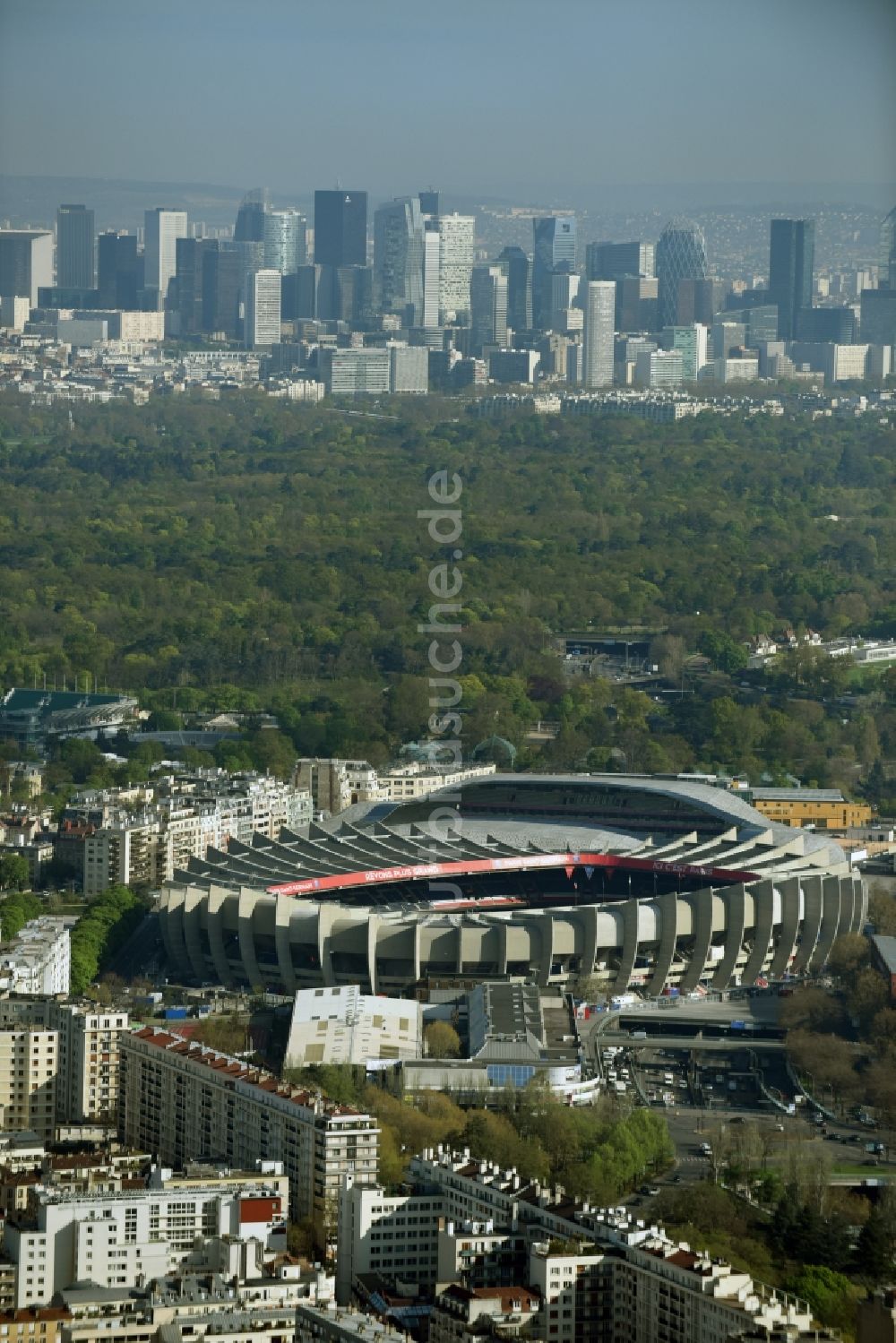 Luftaufnahme Paris - Sportstätten-Gelände der Arena des Stadion Prinzenpark an der Rue du Commandant Guilbaud in Paris Boulogne-Billancourt in Ile-de-France, Frankreich