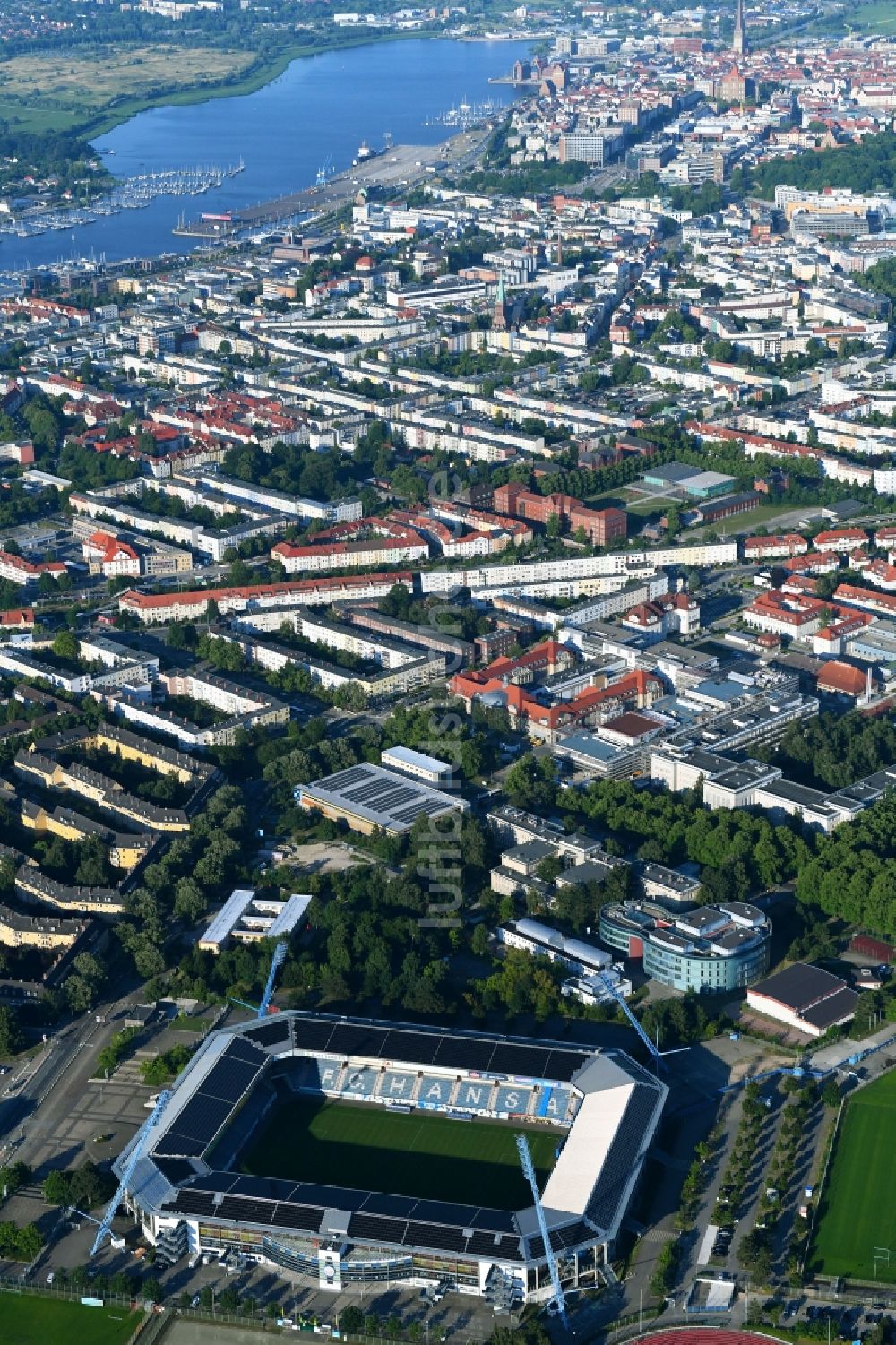 Rostock von oben - Sportstätten-Gelände der Arena des Stadion in Rostock im Bundesland Mecklenburg-Vorpommern