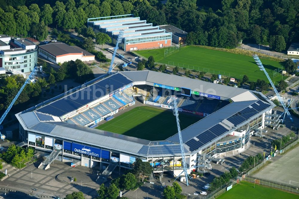 Luftaufnahme Rostock - Sportstätten-Gelände der Arena des Stadion in Rostock im Bundesland Mecklenburg-Vorpommern