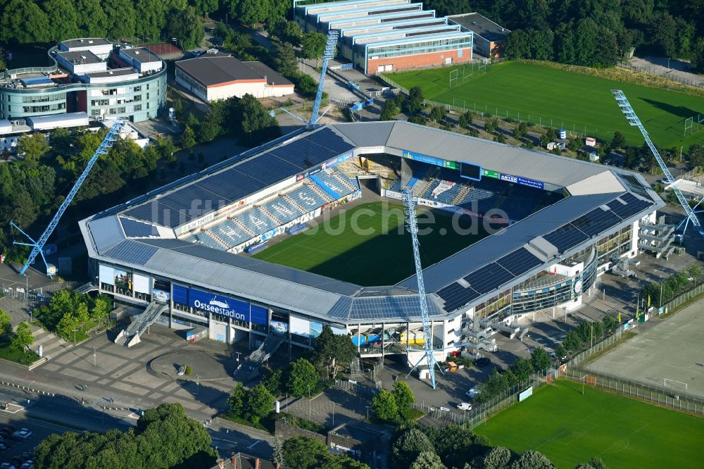 Rostock aus der Vogelperspektive: Sportstätten-Gelände der Arena des Stadion in Rostock im Bundesland Mecklenburg-Vorpommern