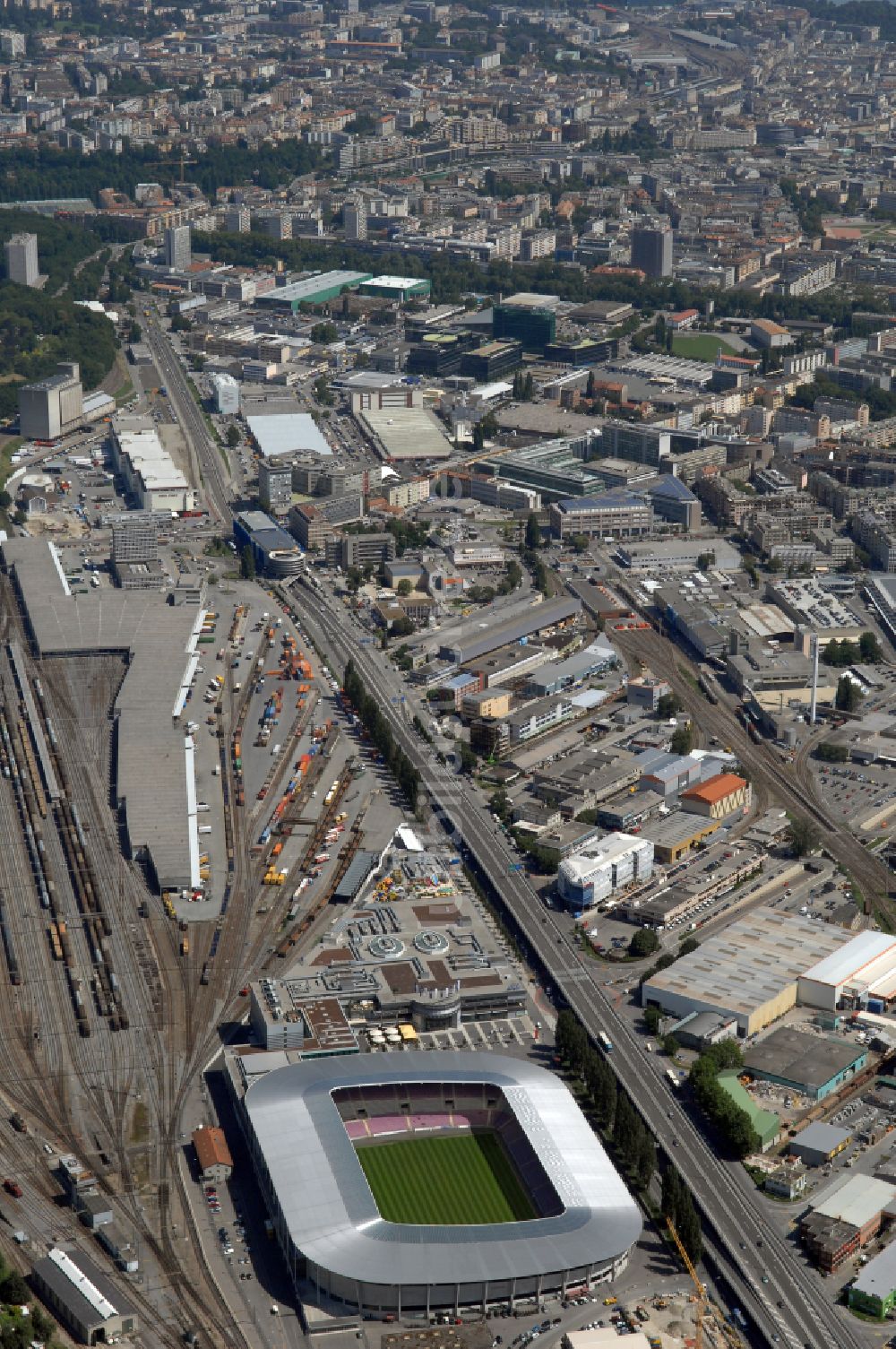 Genf aus der Vogelperspektive: Sportstätten-Gelände der Arena des Stadion Stade de Geneve in Genf im Kanton Geneve, Schweiz