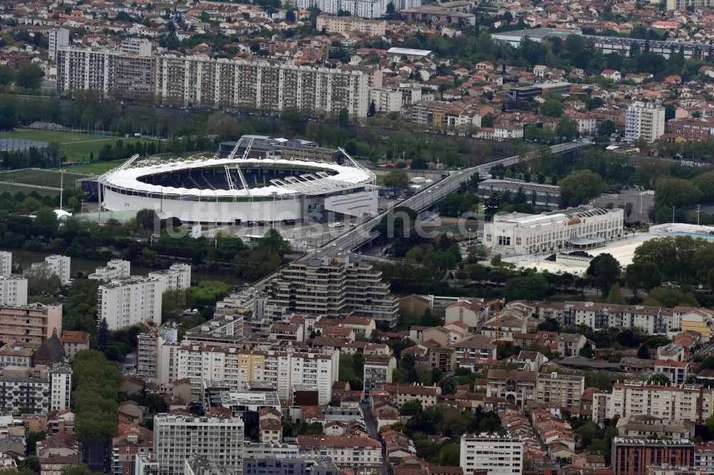 Luftaufnahme Toulouse - Sportstätten-Gelände der Arena des Stadion Stadium TFC Municipal in Toulouse in Occitanie, Frankreich