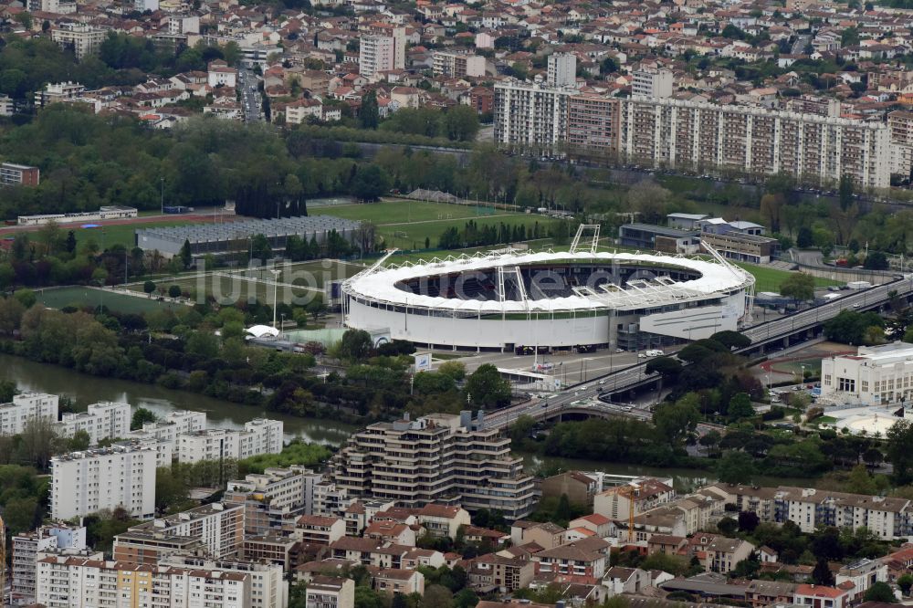 Luftaufnahme Toulouse - Sportstätten-Gelände der Arena des Stadion Stadium TFC Municipal in Toulouse in Occitanie, Frankreich