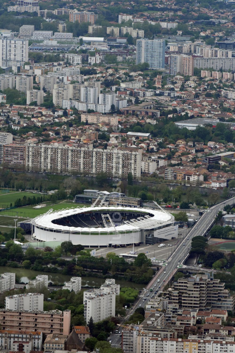 Toulouse aus der Vogelperspektive: Sportstätten-Gelände der Arena des Stadion Stadium TFC Municipal in Toulouse in Occitanie, Frankreich