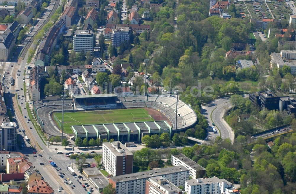 München aus der Vogelperspektive: Sportstätten-Gelände der Arena des Stadion Städtisches Stadion an der Grünwalder Straße im Ortsteil Untergiesing-Harlaching in München im Bundesland Bayern