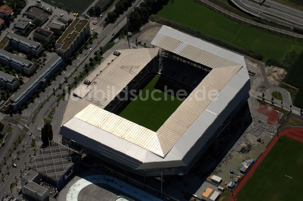 Innsbruck aus der Vogelperspektive: Sportstätten-Gelände der Arena des Stadion Tivoli-Stadion in Innsbruck in Tirol, Österreich