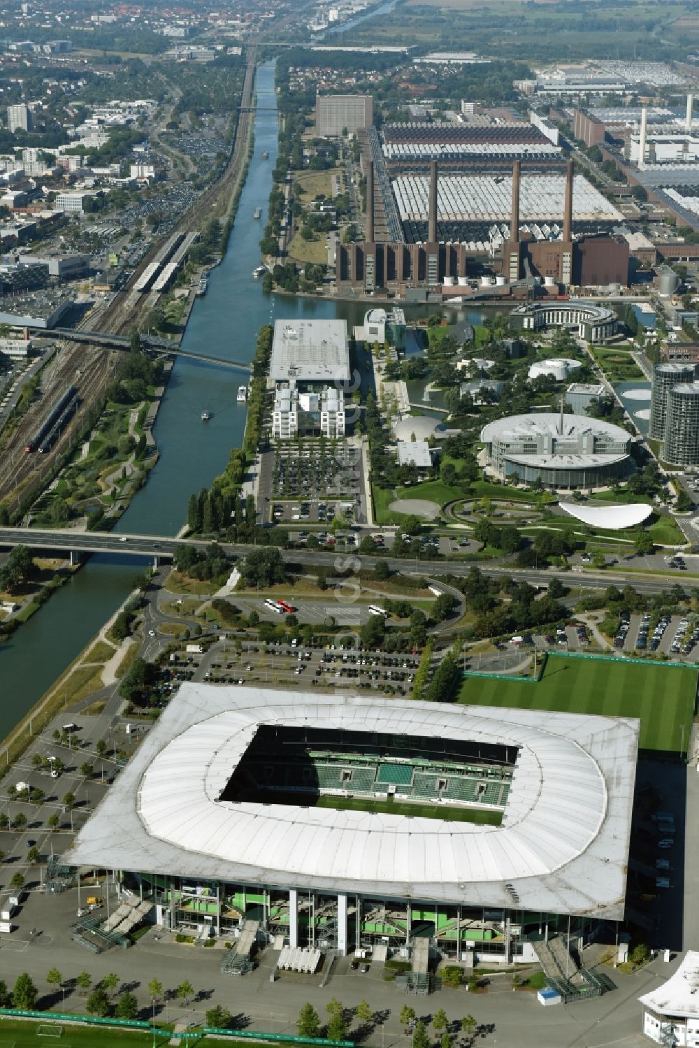 Wolfsburg aus der Vogelperspektive: Sportstätten-Gelände der Arena des Stadion in Wolfsburg im Bundesland Niedersachsen