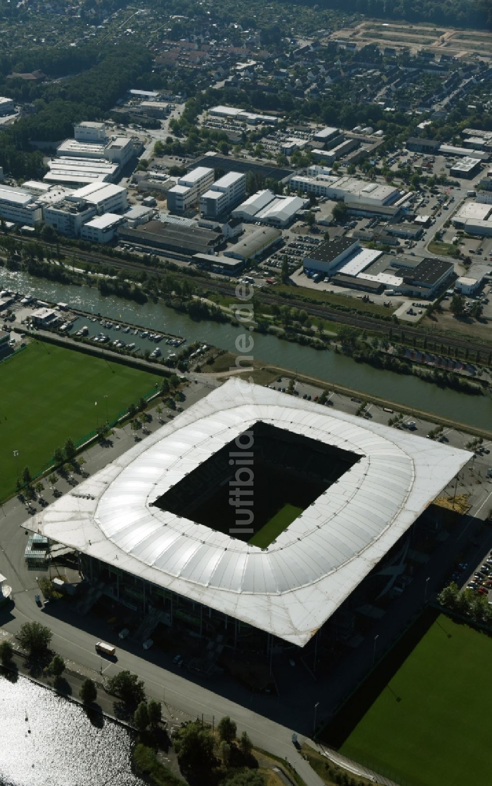 Wolfsburg aus der Vogelperspektive: Sportstätten-Gelände der Arena des Stadion in Wolfsburg im Bundesland Niedersachsen