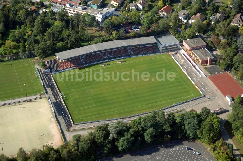 Würzburg aus der Vogelperspektive: Sportstätten-Gelände der Arena des Stadion FC Würzburger Kickers am Mittlerer Dallenbergweg in Würzburg im Bundesland Bayern