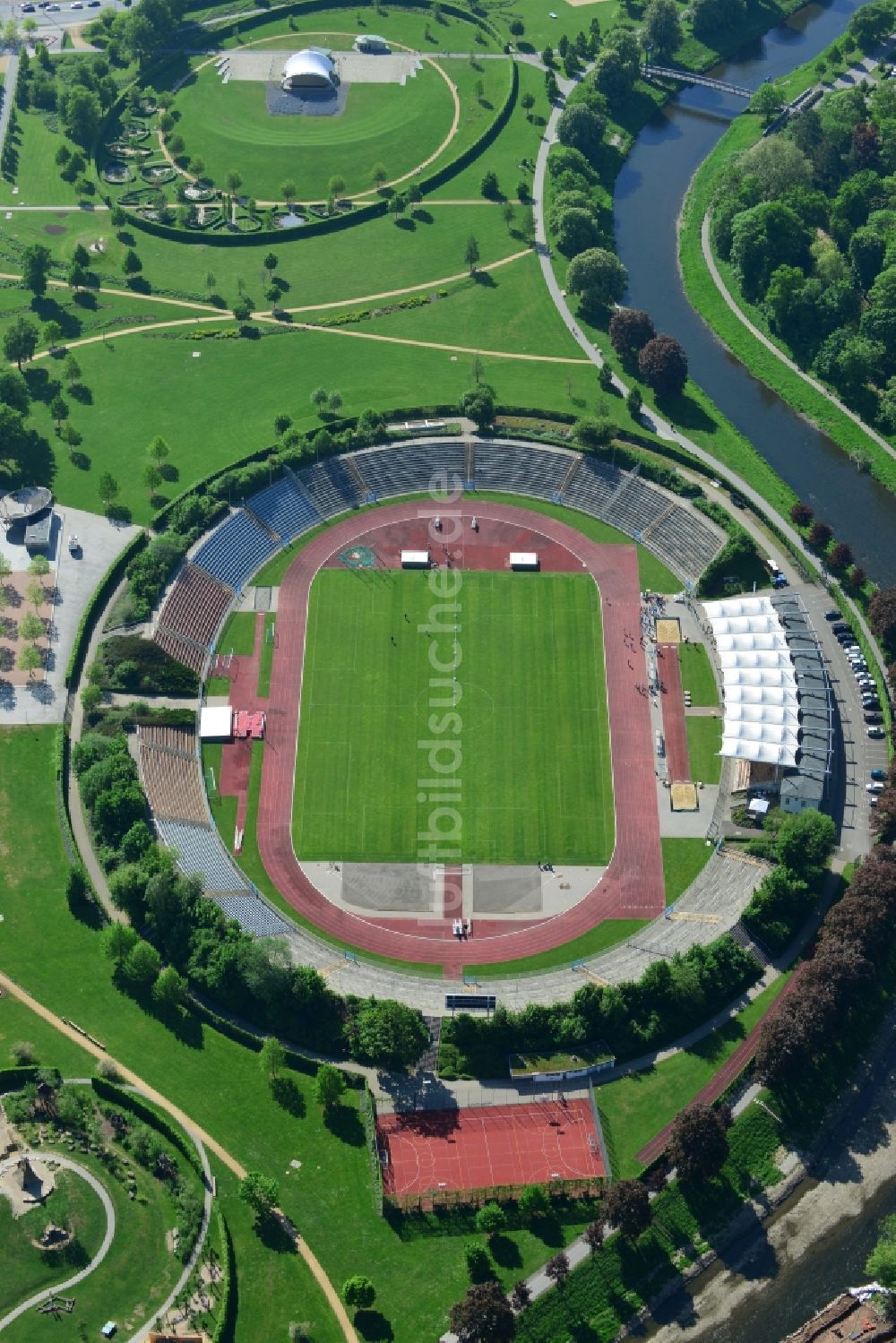 Gera aus der Vogelperspektive: Sportstätten-Gelände der Arena des Stadium der Freundschaft in Gera im Bundesland Thüringen