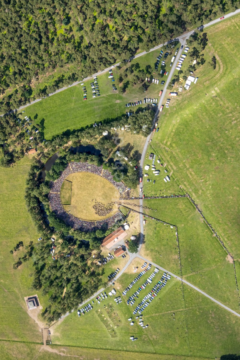 Merfeld aus der Vogelperspektive: Sportstätten-Gelände der Arena Wildpferdearena in Merfeld im Bundesland Nordrhein-Westfalen, Deutschland