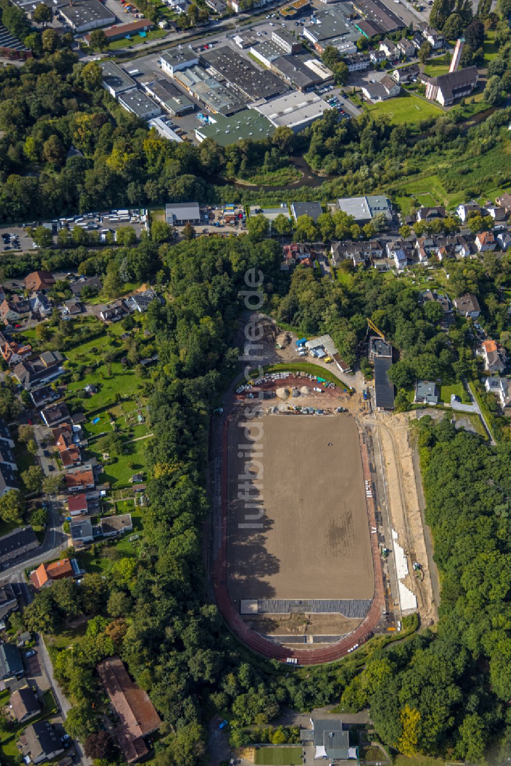 Menden (Sauerland) aus der Vogelperspektive: Sportstätten-Gelände des Stadion Huckenohl-Stadion in Menden (Sauerland) im Bundesland Nordrhein-Westfalen, Deutschland