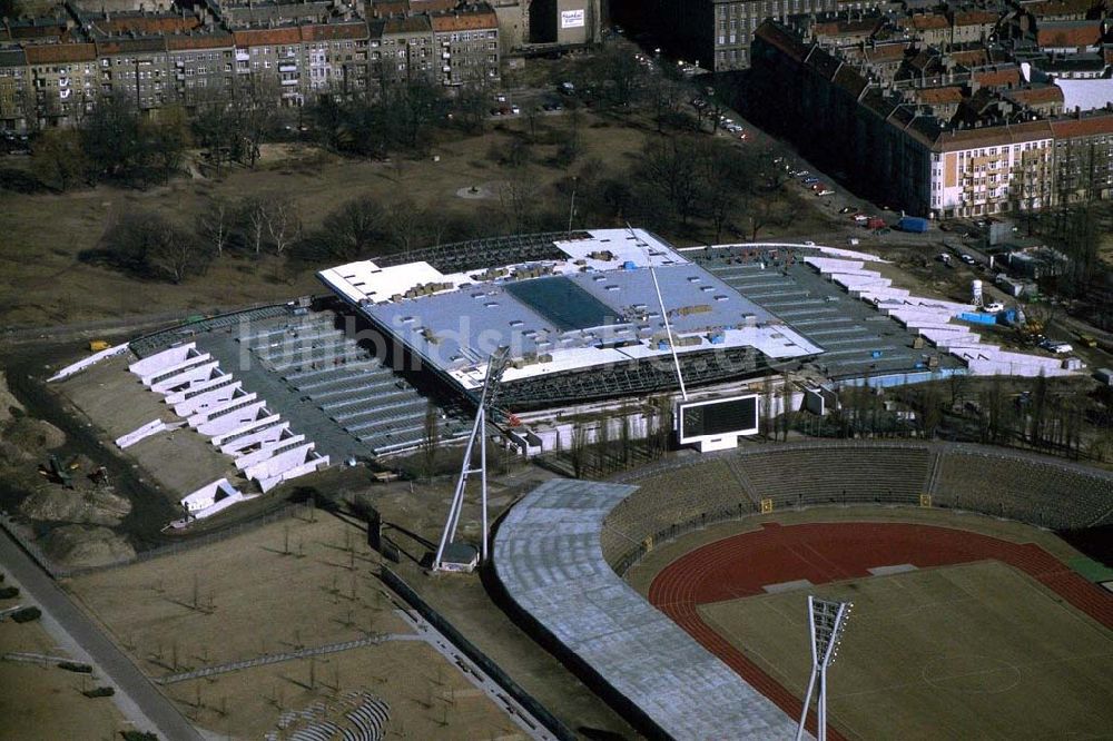 Berlin / Prenzlauer Berg aus der Vogelperspektive: Sportstättenbau am Berliner Jahnsportpark im Stadtbezirk Berlin-Prenzlauer Berg