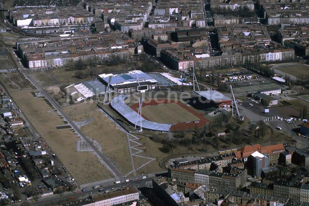 Berlin / Prenzlauer Berg aus der Vogelperspektive: Sportstättenbau am Berliner Jahnsportpark im Stadtbezirk Berlin-Prenzlauer Berg