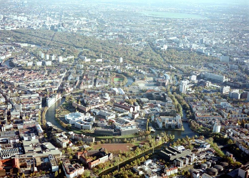 Berlin - Moabit aus der Vogelperspektive: Spreebogen in Berlin - Moabit.