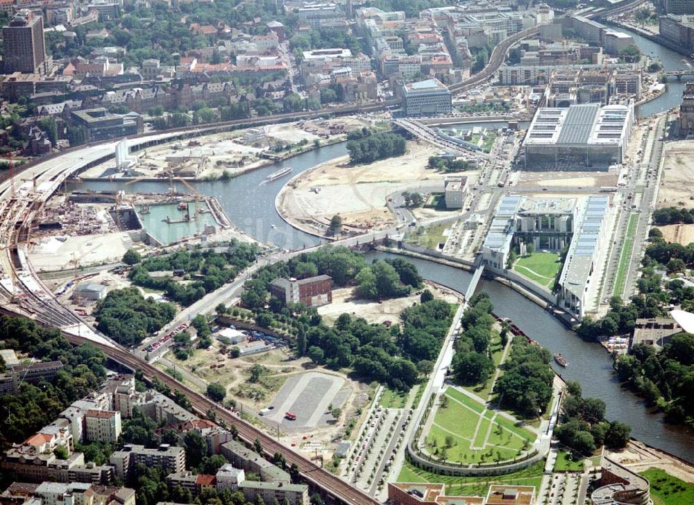 Berlin - Tiergarten von oben - Spreebogen mit dem Lehrter Bahnhof am Berliner Reichstag.