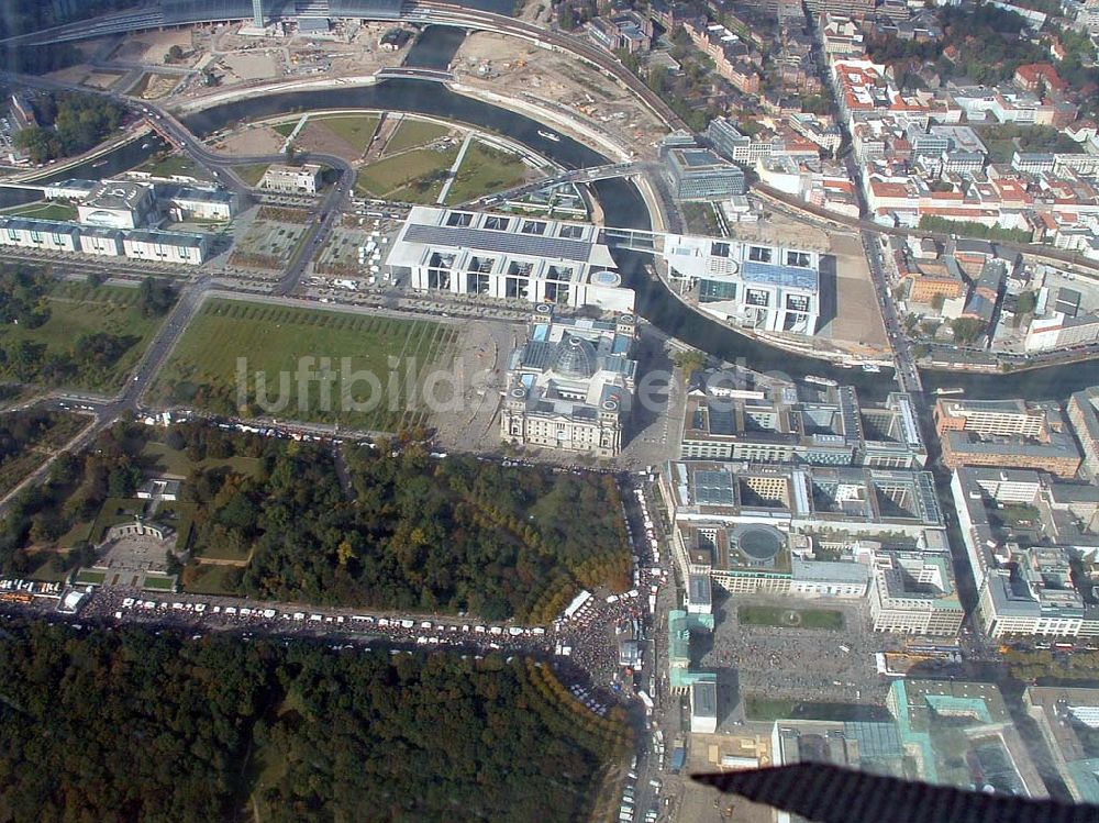 Berlin von oben - Spreebogen und Regierungsviertel mit dem reichstag im Berliner Tiergarten.