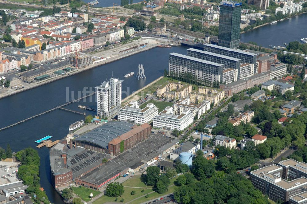 Luftaufnahme Berlin - Spreeufer vor der Oberbaumbrücke in Berlin-Treptow