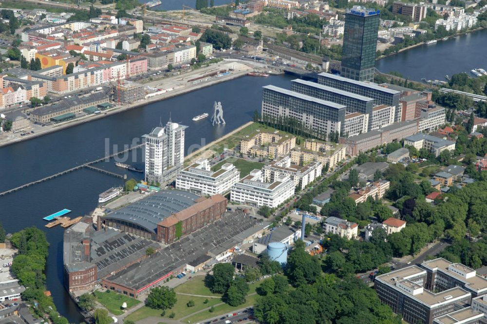 Berlin von oben - Spreeufer vor der Oberbaumbrücke in Berlin-Treptow