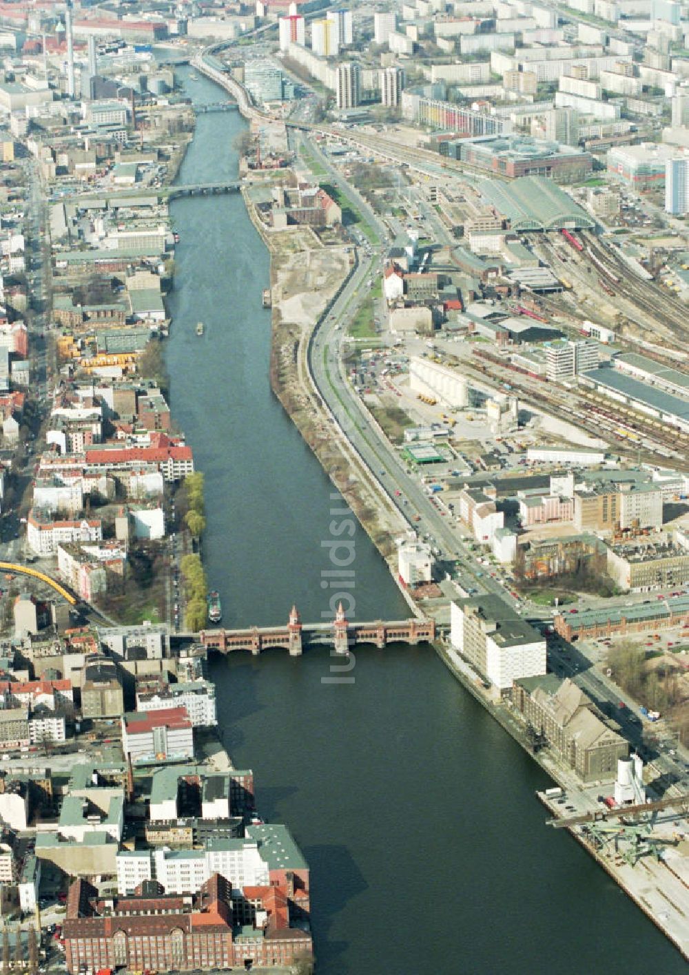 Luftaufnahme Berlin - Treptow - Spreeverlauf am Osthafen.