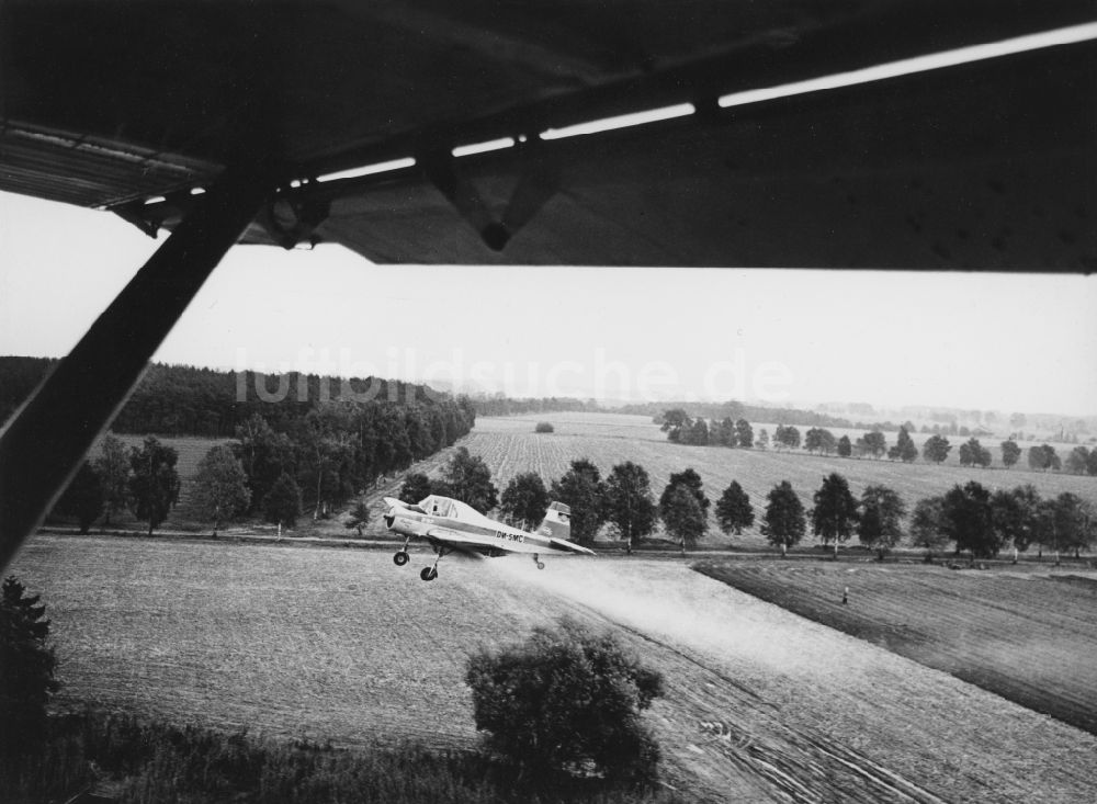 Luftaufnahme Butzow - Sprüheinsatz eines Agrarflugzeuges Z-37 in Butzow im Bundesland Mecklenburg-Vorpommern