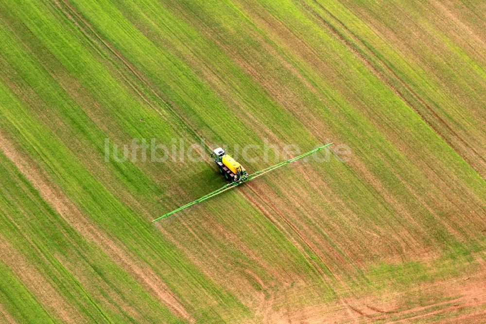 Luftaufnahme Leinefelde - Sprühfahrzeug auf einem Feld bei Leinefelde in Thüringen