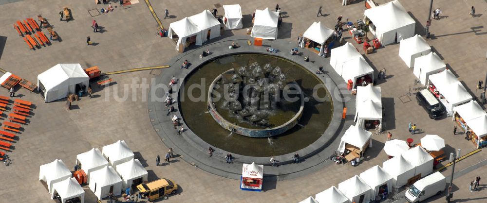 Luftbild Berlin - Springbrunnen auf dem Alexanderplatz in Berlin-Mitte