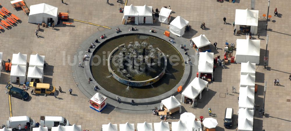 Luftaufnahme Berlin - Springbrunnen auf dem Alexanderplatz in Berlin-Mitte