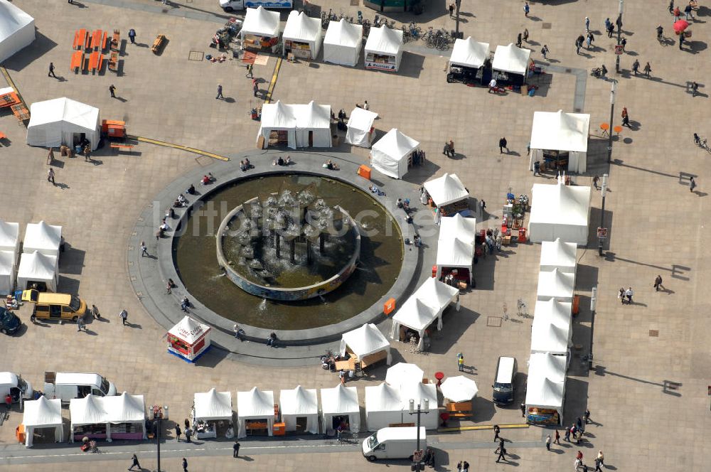 Berlin von oben - Springbrunnen auf dem Alexanderplatz in Berlin-Mitte