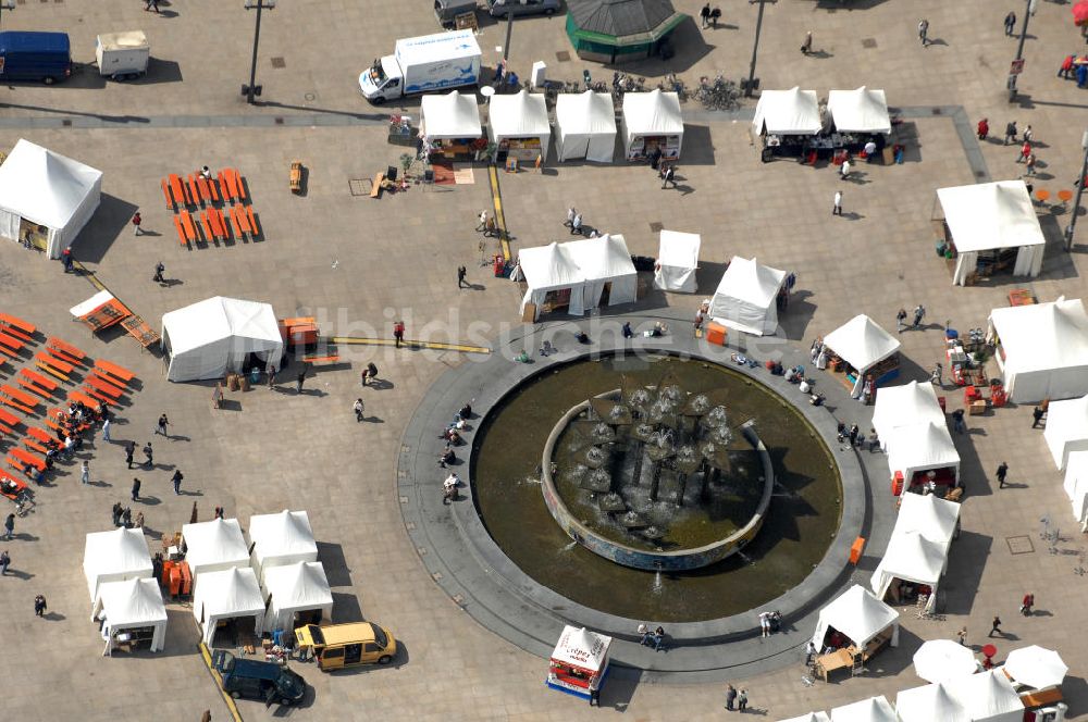 Berlin aus der Vogelperspektive: Springbrunnen auf dem Alexanderplatz in Berlin-Mitte