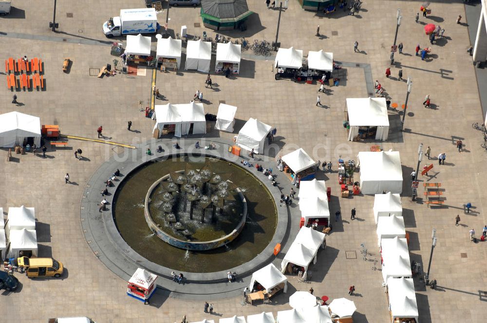 Luftbild Berlin - Springbrunnen auf dem Alexanderplatz in Berlin-Mitte