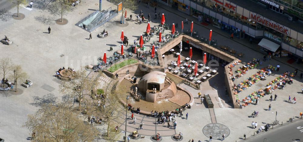 Luftaufnahme Berlin - Springbrunnen auf dem Breitscheidplatz in Berlin-Charlottenburg