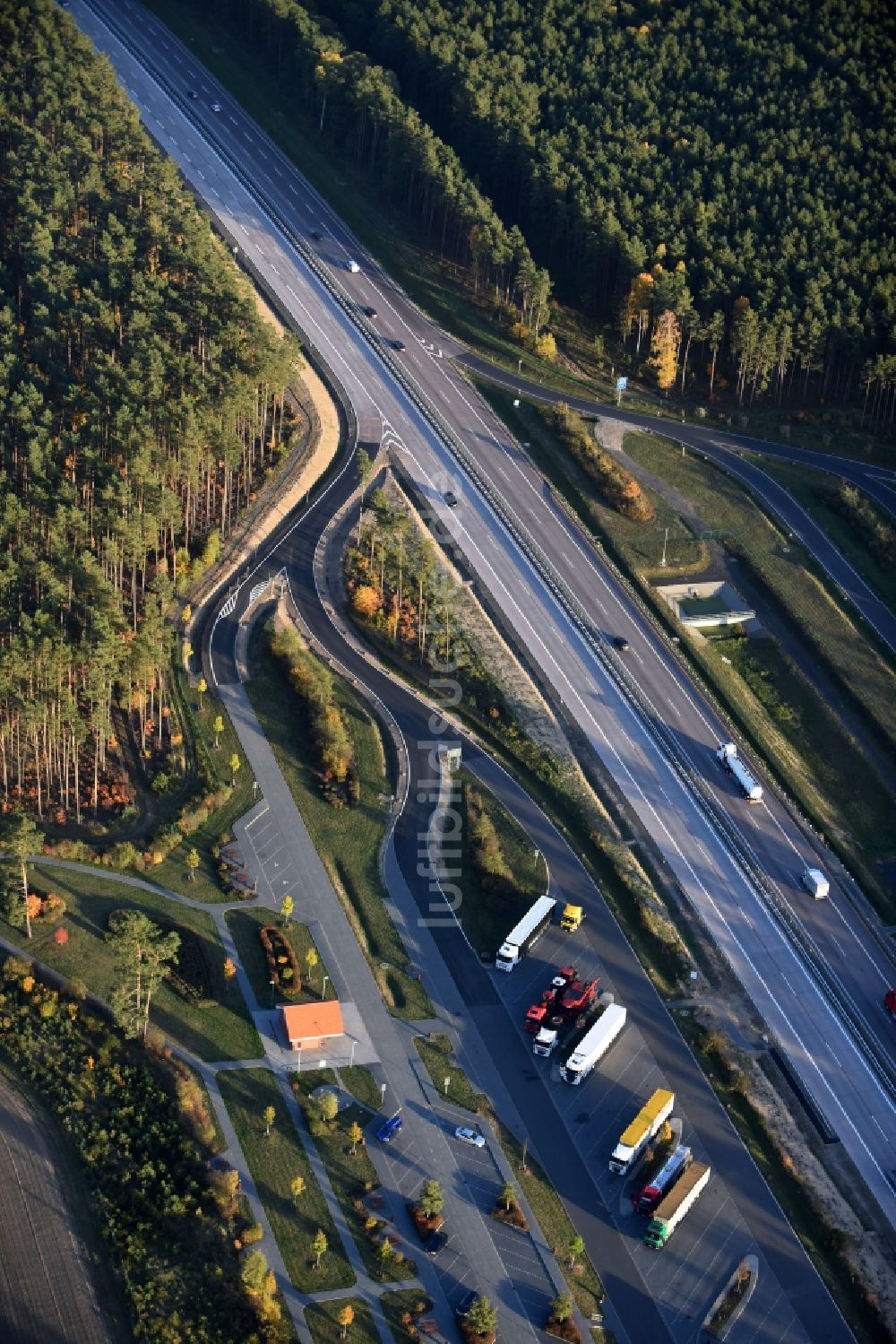 Spreenhagen von oben - Spur- Neubau an der Autobahn- Raststätte und Parkplatz der BAB A12 E30 für LKW Lastkraftfahrzeuge im Güterverkehr in Spreenhagen im Bundesland Brandenburg