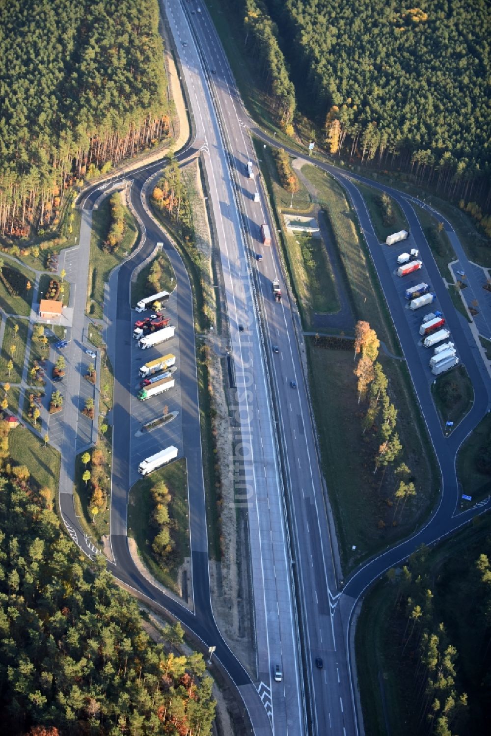 Spreenhagen aus der Vogelperspektive: Spur- Neubau an der Autobahn- Raststätte und Parkplatz der BAB A12 E30 für LKW Lastkraftfahrzeuge im Güterverkehr in Spreenhagen im Bundesland Brandenburg