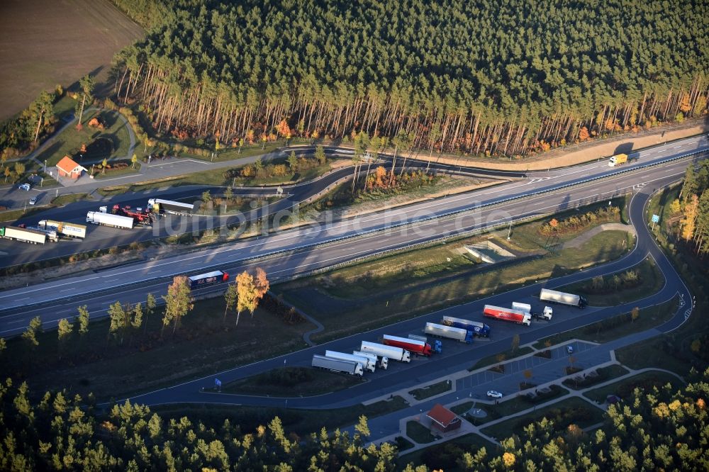 Luftaufnahme Spreenhagen - Spur- Neubau an der Autobahn- Raststätte und Parkplatz der BAB A12 E30 für LKW Lastkraftfahrzeuge im Güterverkehr in Spreenhagen im Bundesland Brandenburg